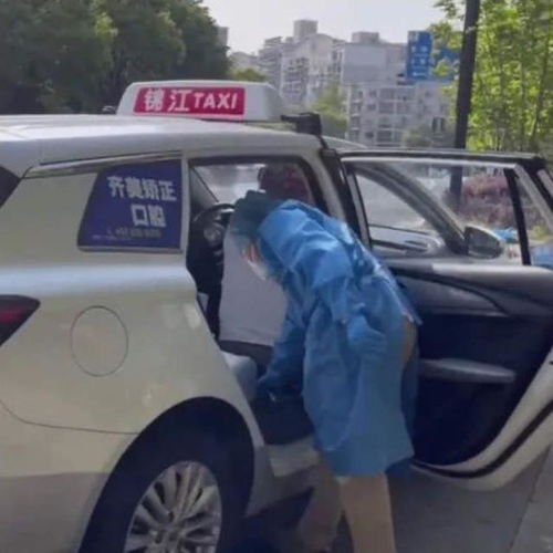 萬(wàn)里街道引入巡游出租汽車(chē)，居民就醫(yī)出行更添便捷保障