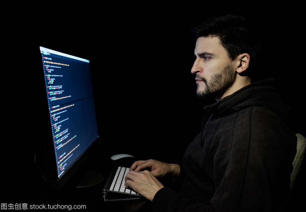 軟件開發人員在黑暗家庭辦公室中的計算機軟件研發